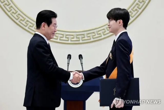 电竞圈第一人！韩国总统亲自为Faker颁奖LCK彻底小丑？(图2)