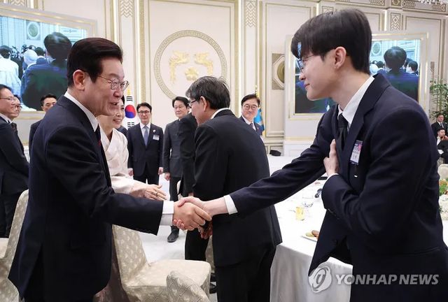 电竞圈第一人！韩国总统亲自为Faker颁奖LCK彻底小丑？(图3)