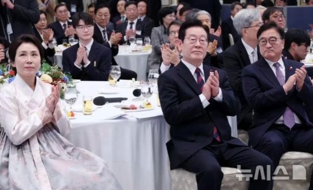 电竞圈第一人！韩国总统亲自为Faker颁奖LCK彻底小丑？(图4)