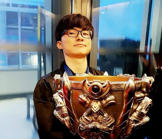 电竞圈第一人！韩国总统亲自为Faker颁奖LCK彻底小丑？